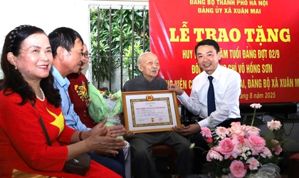 Đảng ủy xã Xuân Mai trao Huy hiệu Đảng tặng đảng viên Võ Hồng Sơn trú tại thôn Tân Mai