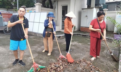 Các tổ dân phố phường Long Biên đồng loạt ra quân vệ sinh môi trường sáng thứ Bảy - Chung tay vì một môi trường sống xanh, sạch, đẹp