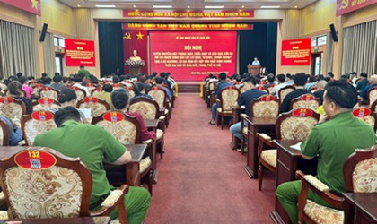 Hơn 300 chủ cơ sở, người đứng đầu các cơ quan, tổ chức, doanh nghiệp, cơ sở, cũng như các hộ gia đình và hộ gia đình kết hợp hoạt động sản xuất, kinh doanh dự hội nghị tuyên truyền Luật PCCC&CNCH.