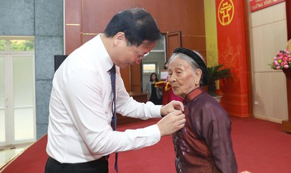 Đảng bộ phường Vĩnh Hưng trao tặng Huy hiệu đảng đợt 02/9/2025