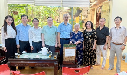 Lãnh đạo phường Nghĩa Đô tri ân, tặng quà Người có công nhân kỷ niệm 80 năm ngày Quốc khánh