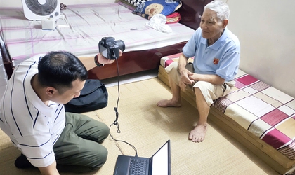 Phường Thanh Xuân hỗ trợ thu nhận thẻ Đảng cho Đảng viên già yếu, đi lại khó khăn