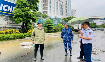 Đồng chí Bí Thư Đảng uỷ phường Xuân Phương kiểm tra thực tế công tác phòng chống Úng lụt tại một số điểm trên địa bàn
