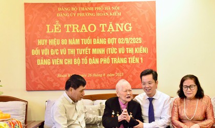 TRAO HUY HIỆU 80 NĂM TUỔI ĐẢNG TẶNG ĐẢNG VIÊN LÃO THÀNH VŨ THỊ TUYẾT MINH