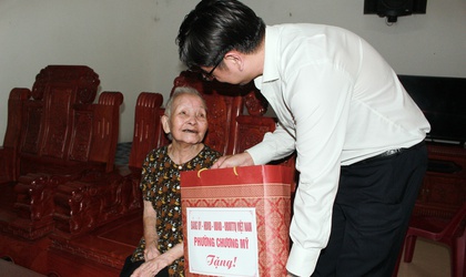Phường Chương Mỹ tổ chức thăm, tặng quà các chiến sĩ hoạt động cách mạng bị địch bắt tù đày nhân dịp Quốc khánh 2/9