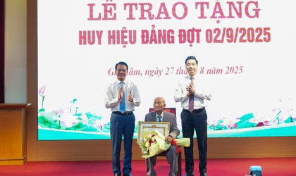 Đảng bộ xã Gia Lâm long trọng tổ chức Lễ trao Huy hiệu Đảng đợt 02/9/2025