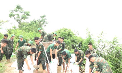Xã Kiều Phú huy động thêm lực lượng quân đội đơn vị Trung đoàn 102 phối hợp xử lý sạt trượt đê bao đồng Vồng