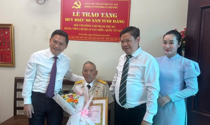 145 đảng viên Phường Ô Chợ Dừa được tặng và truy tặng Huy hiệu Đảng