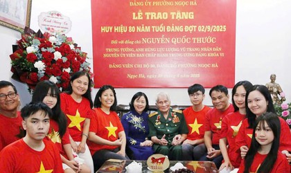 Bí thư Thành ủy Hà Nội Bùi Thị Minh Hoài trao Huy hiệu 80 năm tuổi Đảng tặng Trung tướng Nguyễn Quốc Thước