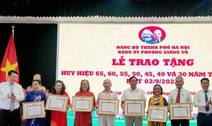214 đảng viên phường Giảng Võ nhận Huy hiệu Đảng