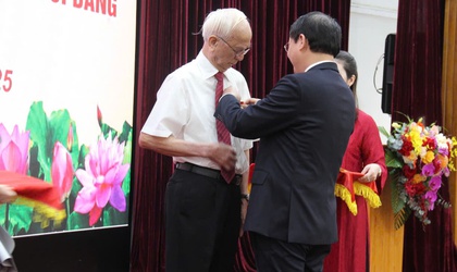 Lễ trao tặng Huy hiệu Đảng đợt 2/9, Đảng ủy phường Việt Hưng