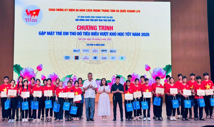 05 trẻ em xã Thường Tín được nhận quà tại chương trình “Gặp mặt trẻ em Thủ đô tiêu biểu vượt khó học tốt” năm 2025