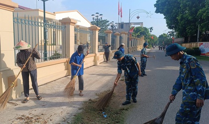 Tuổi trẻ Tiểu đoàn S300, Trung đoàn 64 tham gia vệ sinh môi trường chào mừng Đại lễ kỷ niệm 80 năm Cách mạng Tháng Tám (19/8) và Quốc khánh (2/9)