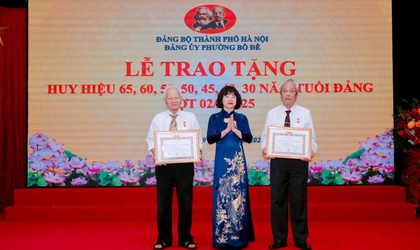 Đảng ủy phường Bồ Đề tổ chức Lễ trao Huy hiệu Đảng đợt 2/9 năm 2025