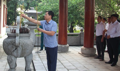 Đoàn đại biểu lãnh đạo xã dâng hương nhân kỷ niệm 80 năm ngày Quốc khánh (2/9/1945-2/9/2025), Tặng quà một số gia đình chính sách, người có công trên địa bàn xã.