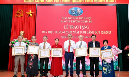 Phường Nghĩa Đô tổ chức Lễ trao tặng Huy hiệu Đảng đợt 2-9