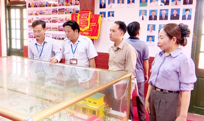 Ban Văn hóa – xã hội HĐND xã giám sát công tác tuyển sinh  và cơ sở vật chất tại các trường trên địa bàn