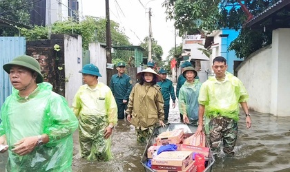 MTTQ xã Đoài Phương tặng quà hộ dân bị ngập do ảnh hưởng của cơn bão số 5