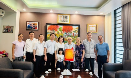 Lãnh đạo phường Bồ Đề thăm, tặng quà gia đình chính sách, cán bộ lão thành cách mạng, tiền khởi nghĩa trên địa bàn