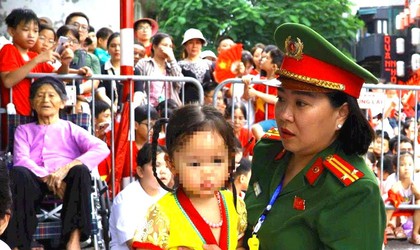 Những bóng áo xanh lặng thầm, hiệu quả giữa biển người ở sự kiện A80