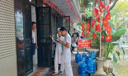 Để chủ động công tác phòng chống dịch sau mưa bão tại các trường học và các hộ dân tại các vùng bị ngập lụt.  Trạm Y tế triển khai phun khử khuẩn, vệ sinh môi trường, xử lý nước sinh hoạt...
