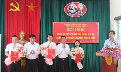 Thạch Thất công bố Quyết định tiếp nhận chi bộ cơ sở Trạm Dịch vụ nông nghiệp Thạch Thất