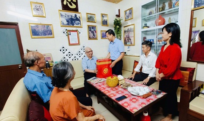Lãnh đạo phường Từ Liêm thăm, tặng quà tri ân người có công nhân kỷ niệm 80 năm Quốc khánh