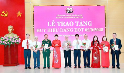 Đảng bộ phường Kim Liên có 202 đồng chí nhận Huy hiệu Đảng đợt 2-9