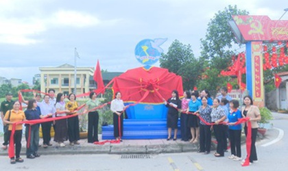 Hội Liên hiệp Phụ nữ xã Hoài Đức khánh thành công trình “Đoạn đường nở hoa-bích hoạ”