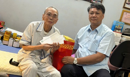 Lãnh đạo phường Phương Liệt thăm hỏi, tặng quà người có công với cách mạng, nhân dịp Quốc Khánh 2/9