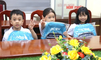 Trao 330 suất quà cho học sinh lớp 1 trường Tiểu học Thanh Xuân A và trường Tiểu học Thanh Xuân B