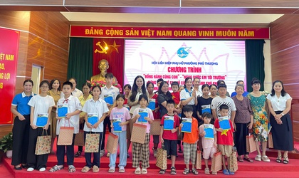 HỘI LHPN PHƯỜNG PHÚ THƯỢNG THỰC HIỆN CHƯƠNG TRÌNH “ĐỒNG HÀNH CÙNG CON”  “NÂNG BƯỚC EM TỚI TRƯỜNG”
