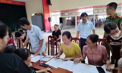 Nhân dân xã Dương Hoà phần khởi, vui mừng nhận quà mừng 80 năm Quốc khánh