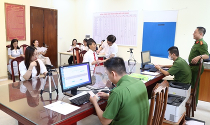Xã Phú Xuyên tích cực hoàn thành kế hoạch cấp đổi thẻ Đảng viên