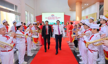 GIÁO VIÊN VÀ HỌC SINH TRƯỜNG THCS HOÀNG MAI VINH DỰ THAM DỰ ĐẠI HỘI ĐẢNG BỘ PHƯỜNG HOÀNG MAI LẦN THỨ I NHIỆM KỲ 2025-2030