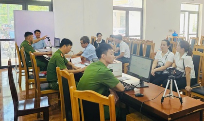 CÔNG AN XÃ THIÊN LỘC TRIỂN KHAI CẤP ĐỔI THẺ ĐẢNG VIÊN THEO QUY ĐỊNH MỚI.