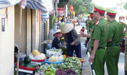 ỨNG HOÀ TIẾP TỤC KIỂM TRA, XỬ LÝ VI PHẠM VỀ TRẬT TỰ ĐÔ THỊ, TRẬT TỰ XÂY DỰNG, VỆ SINH MÔI TRƯỜNG.
