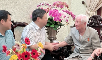 Thăm tặng quà người có công nhân kỷ niệm Quốc khánh nước Cộng hoà xã hội chủ nghĩa Việt Nam 2/9