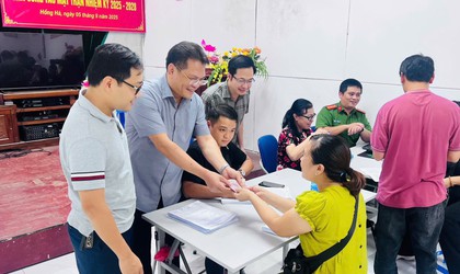 Người dân phường Hồng Hà phấn khởi nhận quà 100.000 đồng từ Chính phủ nhân dịp 2/9