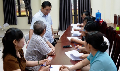 CHỦ TỊCH UBND XÃ ỨNG HÒA NGUYỄN ĐỨC BÌNH KIỂM TRA CÔNG TÁC CẤP PHÁT QUÀ TẶNG NHÂN DÂN NHÂN DỊP 2/9.