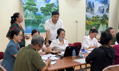 Chủ tịch UBND xã Gia Lâm kiểm tra công tác chi trả quà 2/9 tại các điểm trên địa bàn
