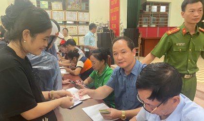 Nhân dân Hoà Xá phấn khởi, hồ hởi tới nhà văn hoá thôn nhận quà của Chính phủ nhân dịp kỷ niệm 80 năm Cách mạng tháng Tám và Quốc khánh 2/9