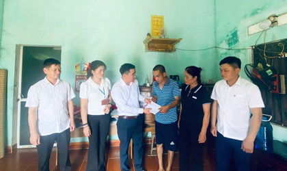 SỞ NÔNG NGHIỆP VÀ MÔI TRƯỜNG HÀ NỘI TẶNG QUÀ HỘ CẬN NGHÈO XÃ YÊN BÀI
