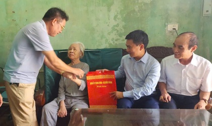 Phường Sơn Tây: Trao quà của Quân ủy Trung ương và Bộ Quốc phòng đến các hộ có hoàn cảnh khó khăn