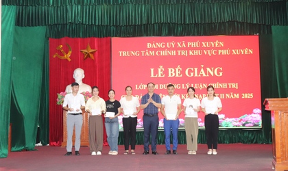 Bế giảng lớp bồi dưỡng lý luận chính trị cho đảng viên mới kết nạp