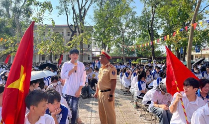 Hơn 1.500 học sinh trường THPT Ứng Hòa B tham gia ngoại khóa tuyên truyền pháp luật, phòng chống tệ nạn xã hội và kỹ năng phòng cháy chữa cháy.