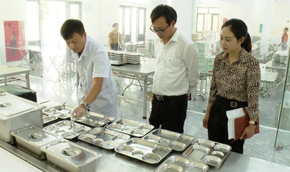 KIỂM TRA CÔNG TÁC TỔ CHỨC ĂN BÁN TRÚ TẠI TRƯỜNG TIỂU HỌC TRẦM LỘNG VÀ MINH ĐỨC.