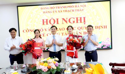 ĐẢNG ỦY XÃ THẠCH THẤT: CÔNG BỐ VÀ TRAO QUYẾT ĐỊNH VỀ CÔNG TÁC CÁN BỘ