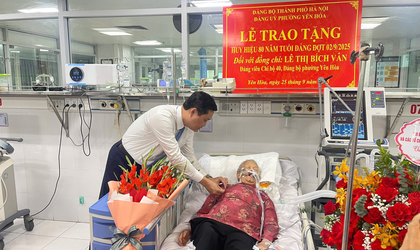 Tổ chức lễ trao Huy hiệu 80 năm tuổi Đảng đợt 2-9 cho đồng chí Lê Thị Bích Vân