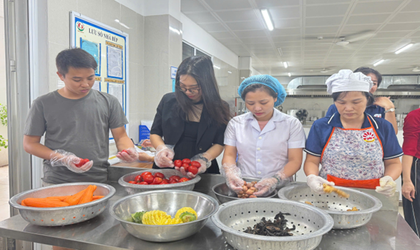 TRƯỜNG MẦM NON HOA MAI TĂNG CƯỜNG CÁC HOẠT ĐỘNG VỆ SINH AN TOÀN THỰC PHẨM TRONG CÔNG TÁC GIAO NHẬN THỰC PHẨM HÀNG NGÀY.